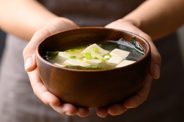 Eine Schüssel Miso-Suppe