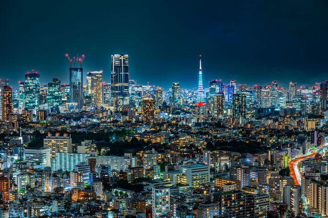 Die Megametropole Tokio bei Nacht 