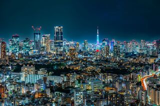 Die Megametropole Tokio bei Nacht 