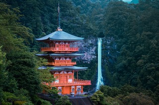 Die Pagode des Seiganto-ji mit dem imposanten Nachi-Wasserfall im Hintergrund. 