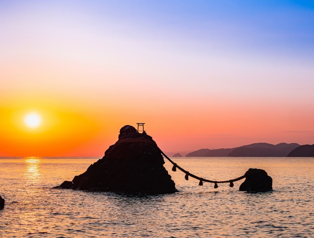 Die heiligen Meoto-Iwa-Felsen vor der Küste von Ise-Shima bei Sonnenaufgang. 